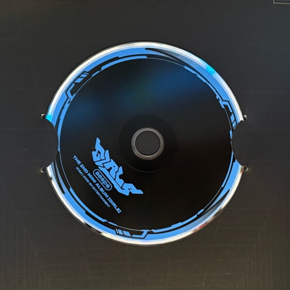 Kpop, AESPA girls album, all original PC’s included - Picture 2 of 3